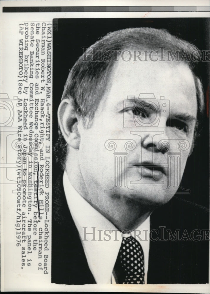 1976 Press Photo Roderick Hills testifying before the Senate Banking Committee - Historic Images