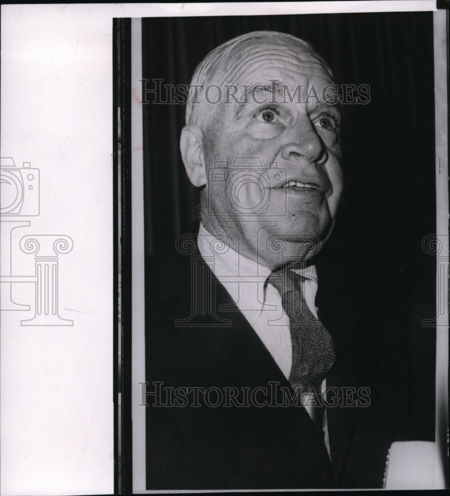 1962 Press Photo L. Hodges talking to reporters in a Cleveland news conference - Historic Images