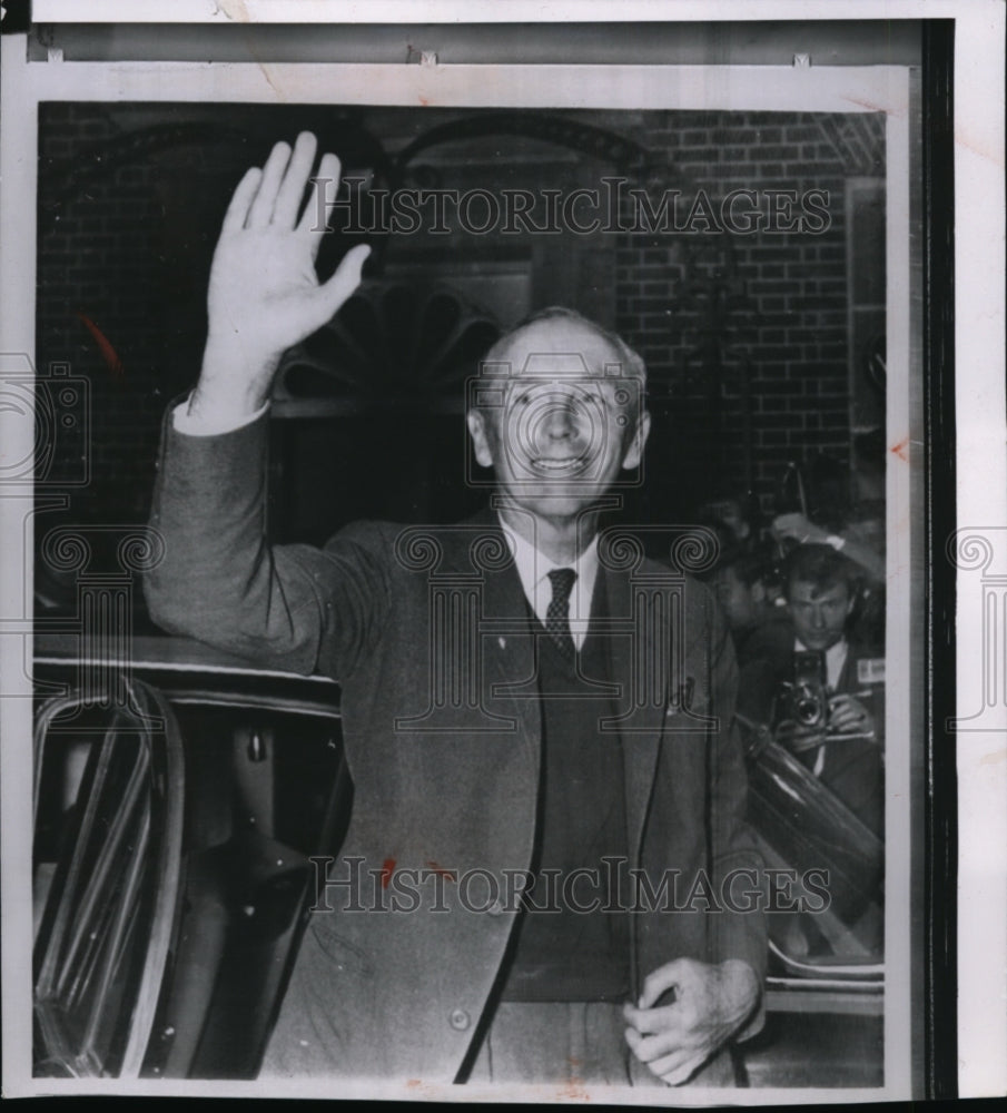 1967 Press Photo Sir Alec Douglas-Home leaving No. 10 Downing Street in London - Historic Images