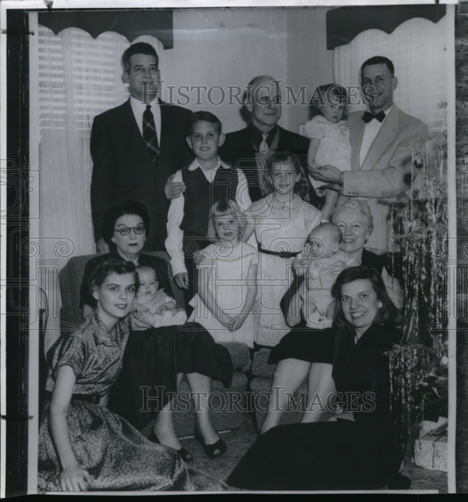 1954 Press Photo Gen. James Doolittle posing with members of his family - Historic Images