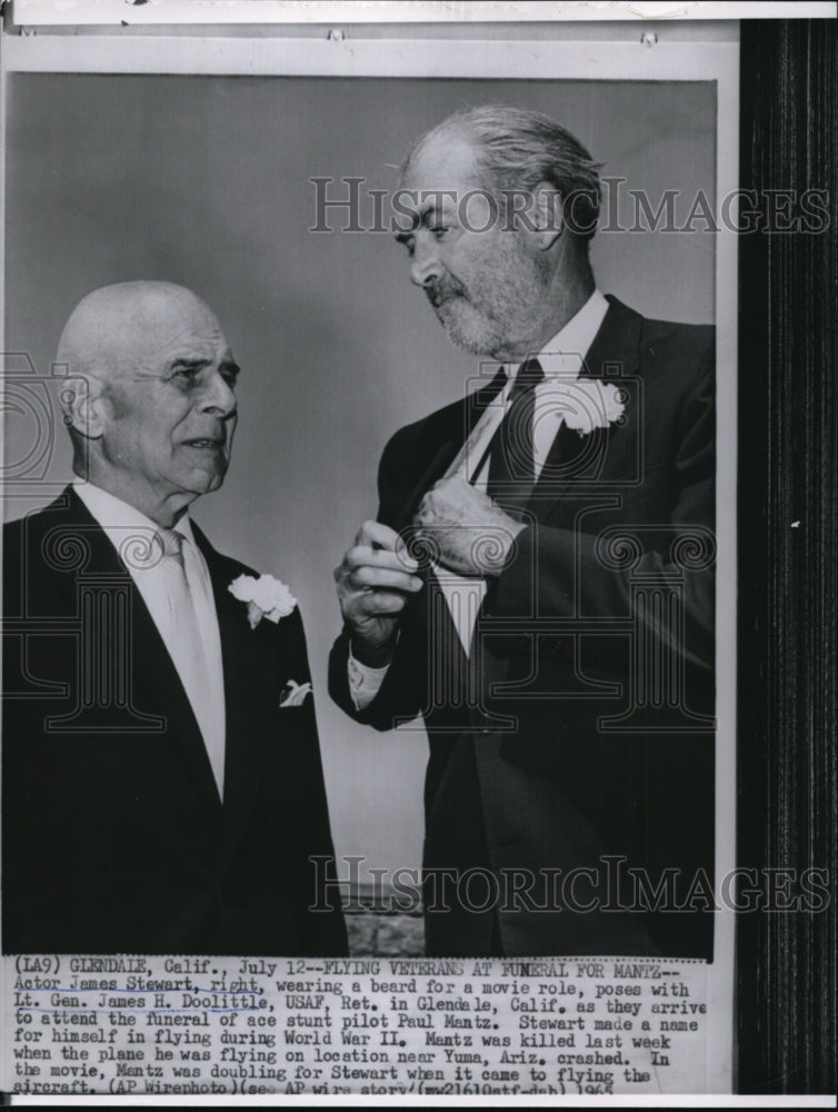 1965 Press Photo Actor James Stewart posing with Lt. Gen. James H. Doolittle- Historic Images