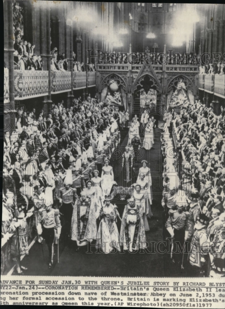 1977 Press Photo Britain&#39;s Queen Elizabeth II leading coronation procession - Historic Images