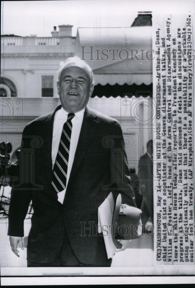 1962 Wire Photo Chief United States negotiator talks with President Kennedy.-Historic Images