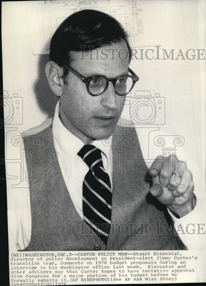 1976 Press Photo Stuart Eizenstat being interviewed in his Washington office - Historic Images