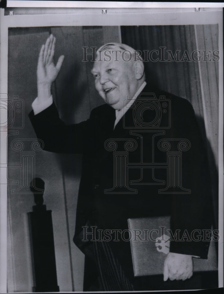 1963 Press Photo Ludwig Erhard waves after being appointed Chancellor - Historic Images