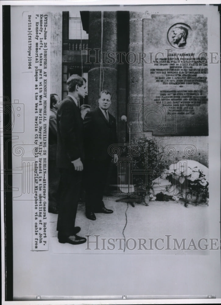 1964 Press Photo Robert F. Kennedy takes part With Berlin Mayor in Memorial. - Historic Images