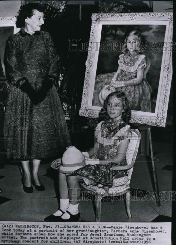 1956 Press Photo Mamie Eisenhower looking at a portrait of Barbara A. Eisenhower - Historic Images