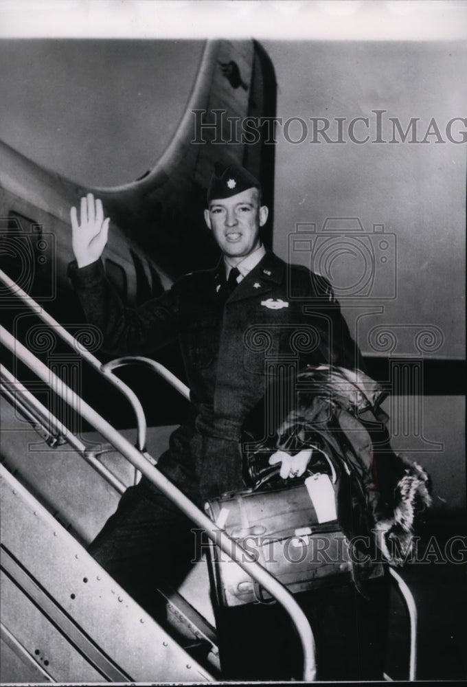 1953 Press Photo Maj. John Eisenhower boarding a plane at La Guardia in New York - Historic Images