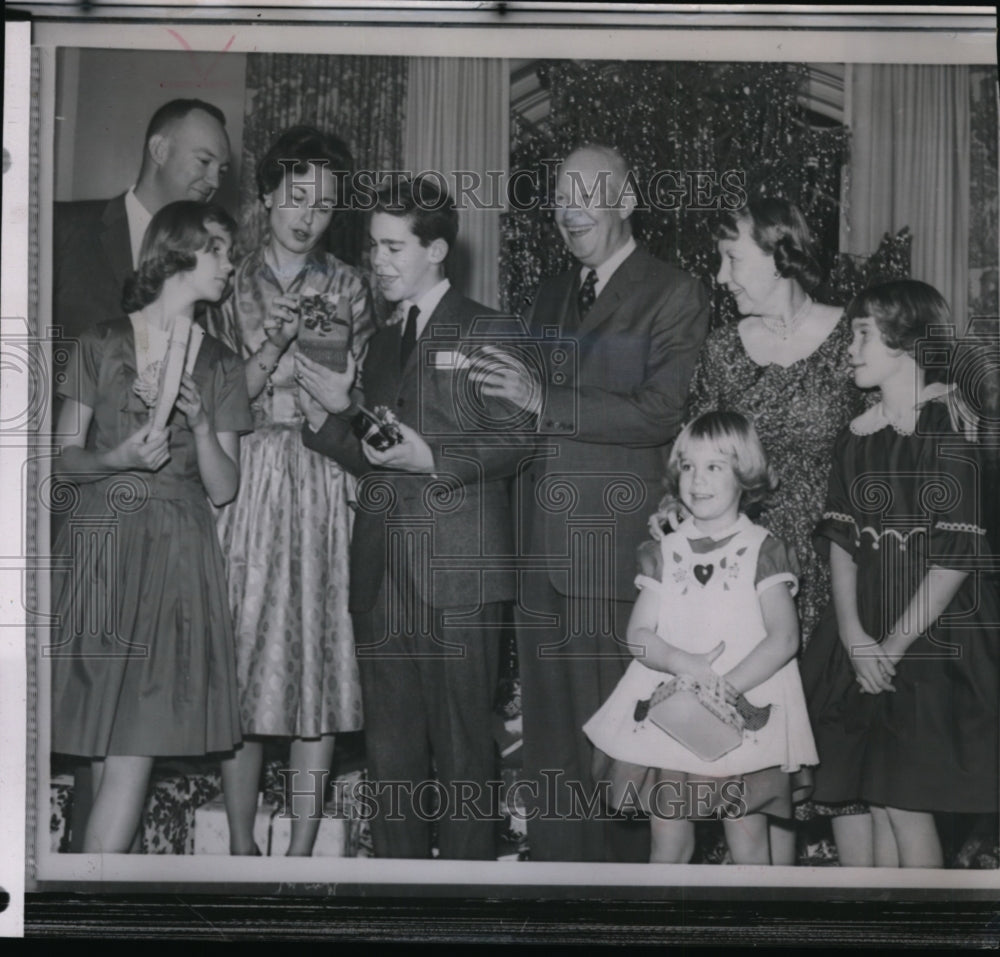 1960 Wire Photo President Eisenhower &amp; family, during photo at the White House.-Historic Images