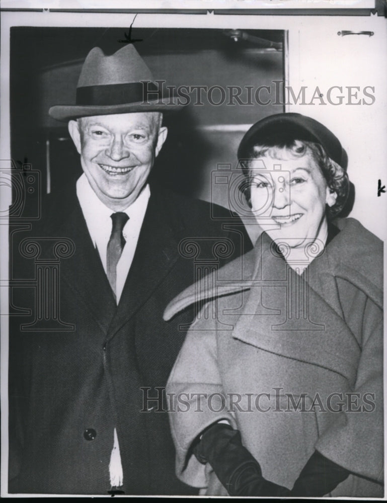 1963 Press Photo President Dwight D. Eisenhower & wife Mamie, pose on platform. - Historic Images