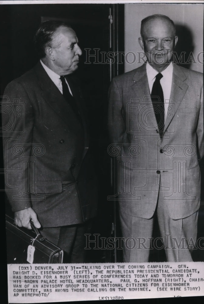 1952 Press Photo Gen. Dwight D. Eisenhower posing with Paul G. Hoffman - Historic Images