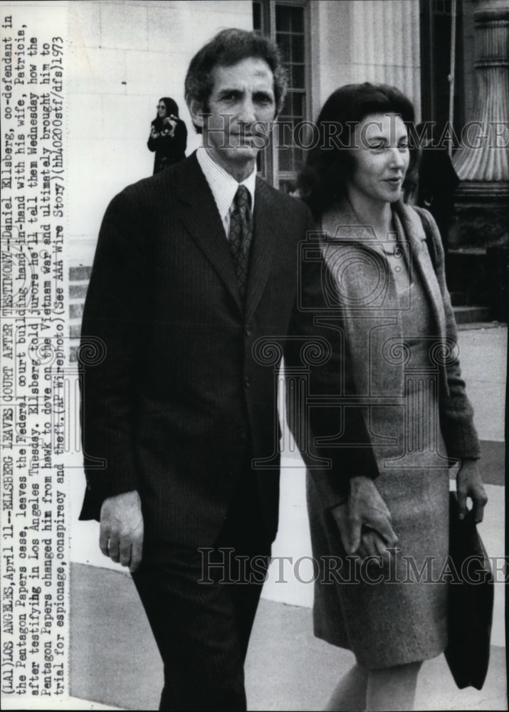 1973 Press Photo Daniel Ellsberg leaving Federal court building with his wife - Historic Images