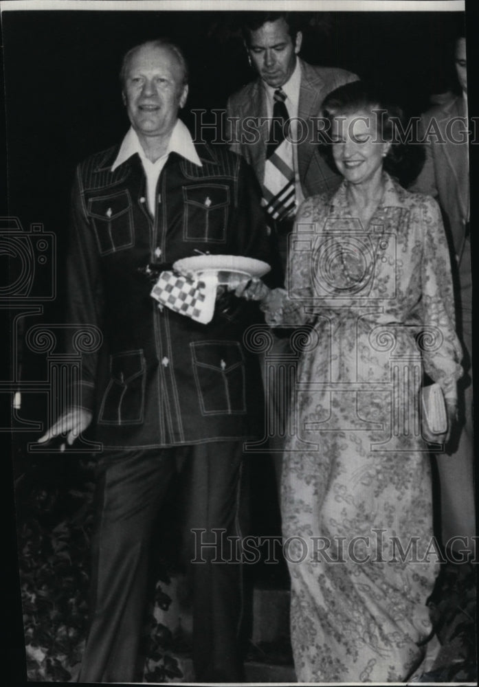 Press Photo Pres. and Mrs. Ford wearing &quot;bush&quot; outfit - Historic Images