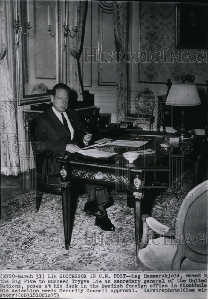 1953 Press Photo Dag Hammarskjold posing at his desk in Stockholm - Historic Images