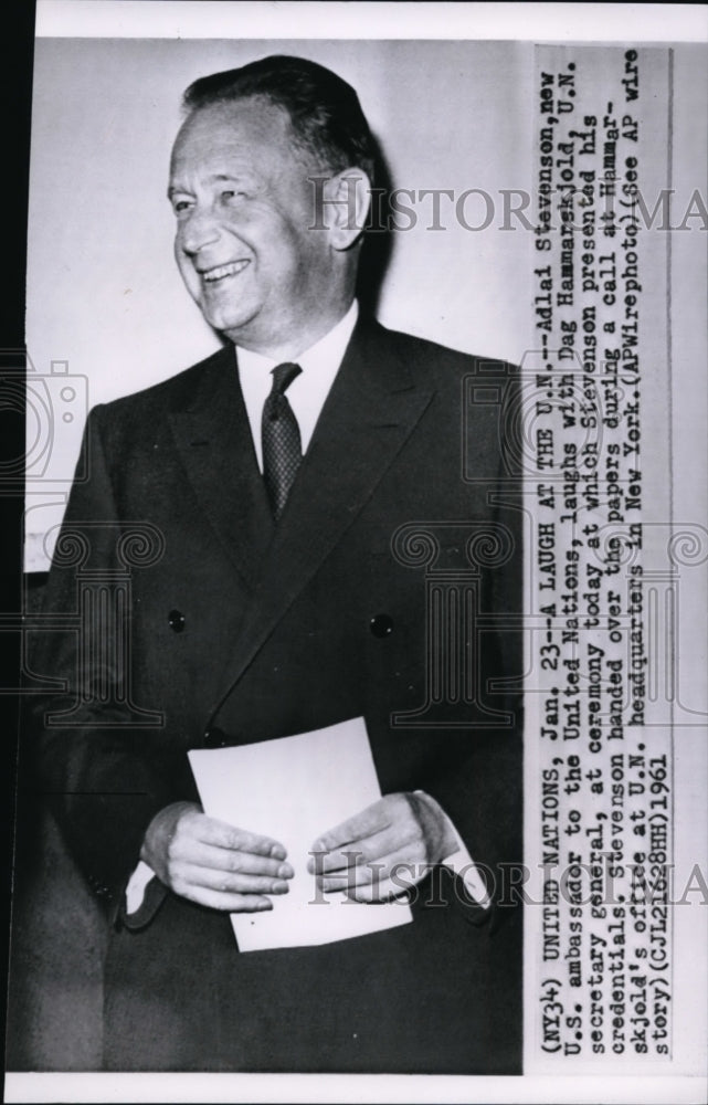 1961 Press Photo Dag Hammarskjold laughing in U.N. headquarters in New York - Historic Images