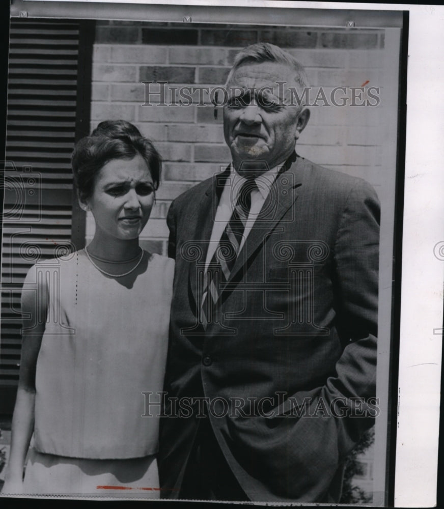 1963 Press Photo Associate Justice William O. Douglas posing with Joan Martin - Historic Images