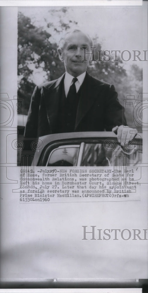 1960 Press Photo The Earl of Home leaving his home in Dorchester, London - Historic Images