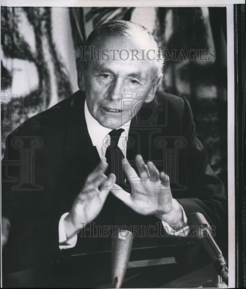 1964 Press Photo Sir Alec Douglas-Home talking at a news conference - Historic Images