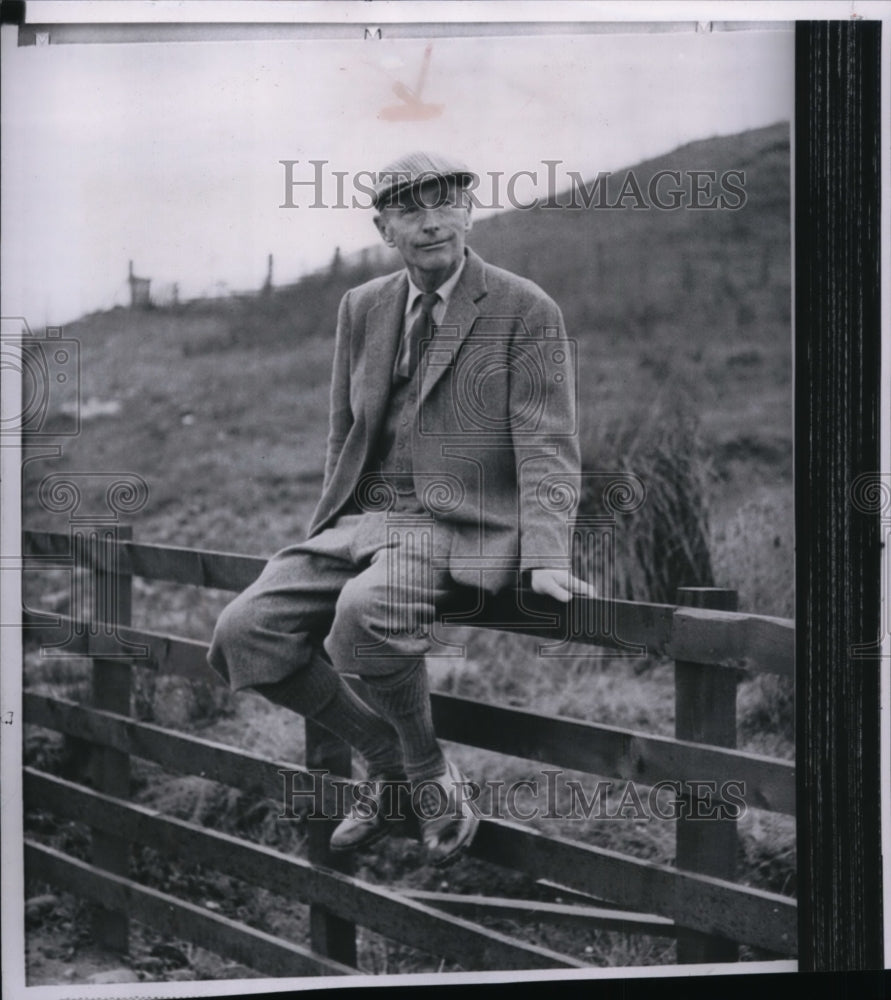 1963 Press Photo Sir Alec Douglas-Home posing at a fence at a farm in Scotland - Historic Images