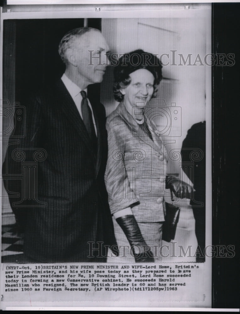 1963 Press Photo Sir Alec Douglas-Home posing with his wife - Historic Images