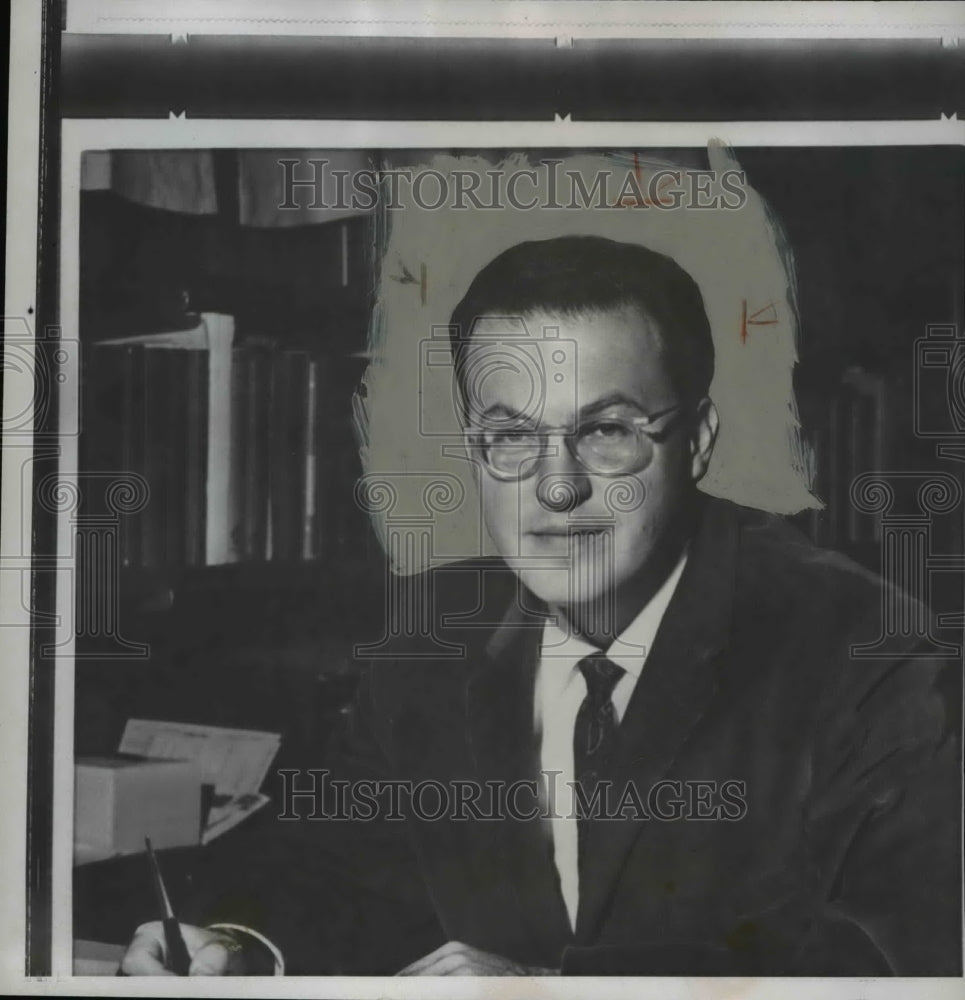 1960 Press Photo Dr. Donald Glaser posing in his study at Berkeley, Calif. home - Historic Images