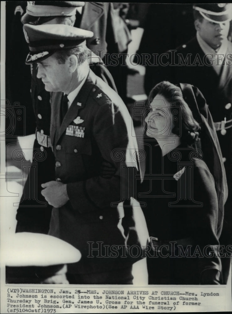 1973 Press Photo Mrs. Lyndon B. Johnson being escorted into the church - Historic Images