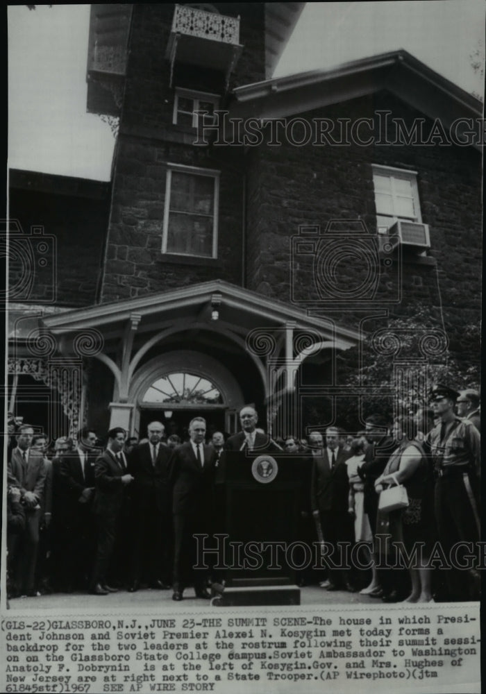 1967 Press Photo President Johnson and Soviet Premier outside Glassboro college. - Historic Images