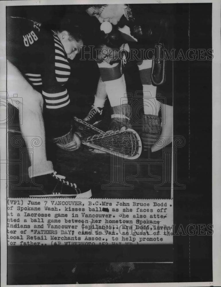 1952 Press Photo Mrs. John Bruce Dodd at a Lacrosse game in Vancouver - Historic Images