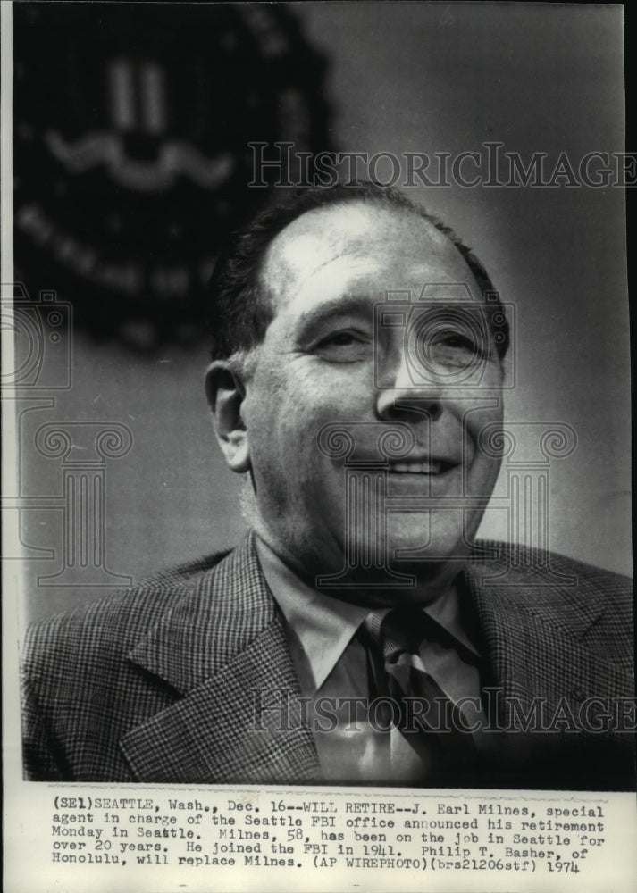 1974 Press Photo J. Earl Milnes of the Seattle FBI Office announces retirement - Historic Images