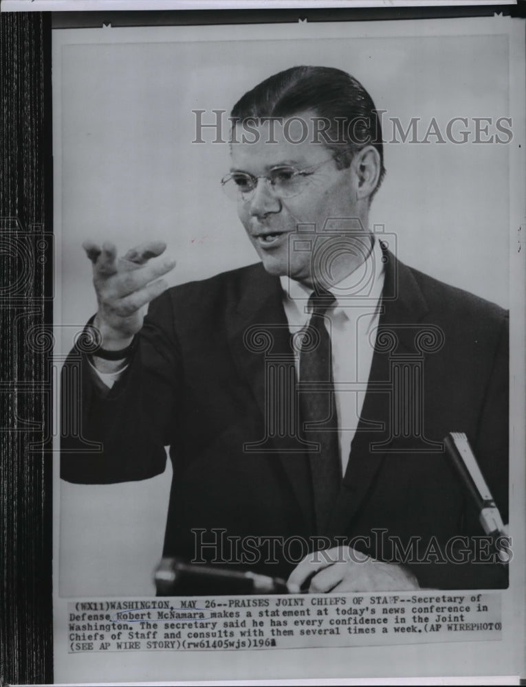 1961 Press Photo Secretary of Defense, Robert McNamara speaks at news conference - Historic Images