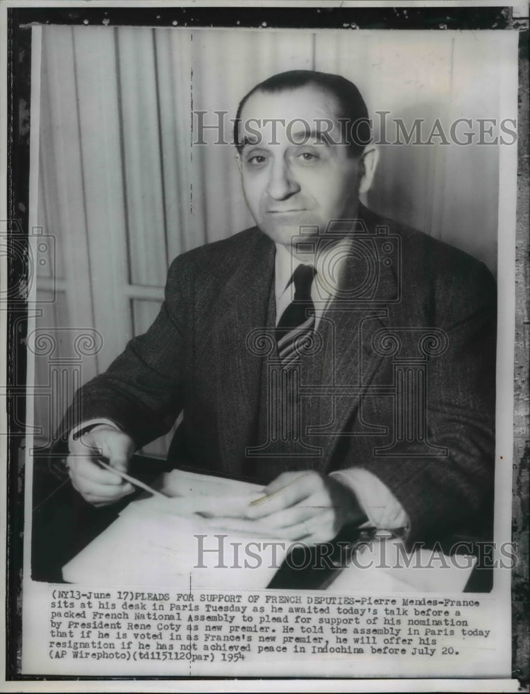 1954 Press Photo Pierre Mendes-France posing at his desk in Paris - Historic Images