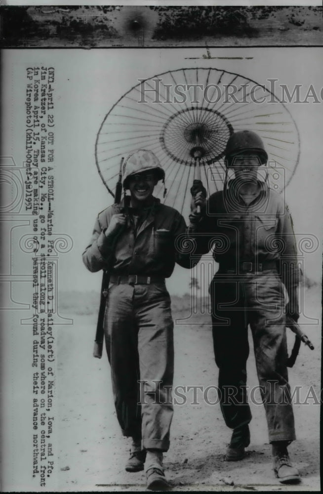 1951 Press Photo Marine Pfc. Kenneth D. Bailey and Pfc. Jim Kratzer in Korea - Historic Images