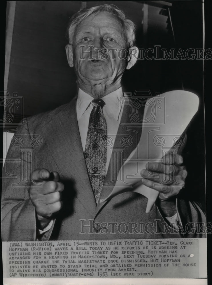 1953 Press Photo Rep. Clare Hoffman working at unfixing his traffic ticket - Historic Images