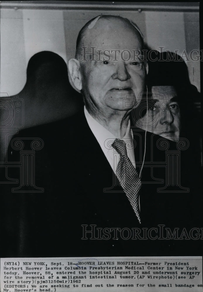 1962 Press Photo Former President Herbert Hoover leaving hospital in New York - Historic Images