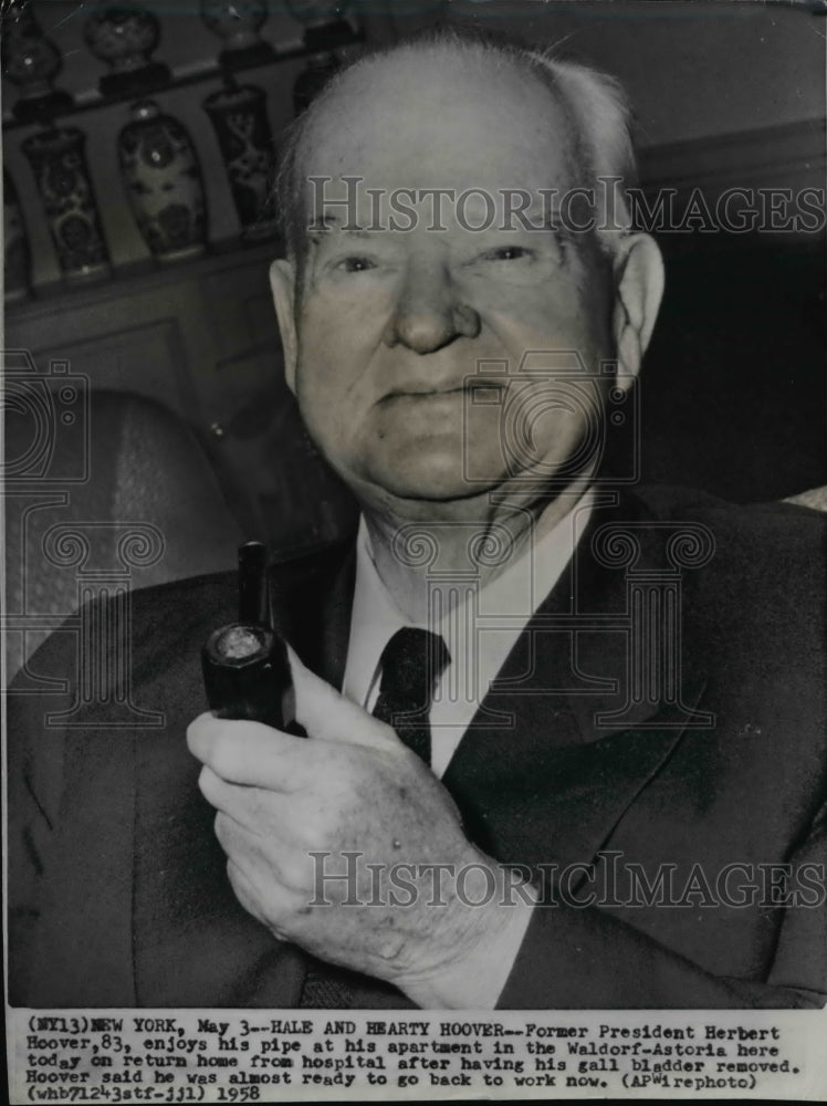 1958 Press Photo Former Pres. Herbert Hoover enjoying his pipe at his apartment - Historic Images