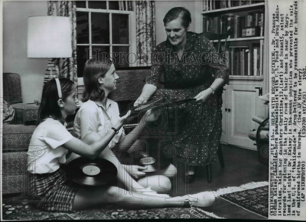 1962 Press Photo Dr. Frances O. Kelsey helps his daughters with record spinning - Historic Images