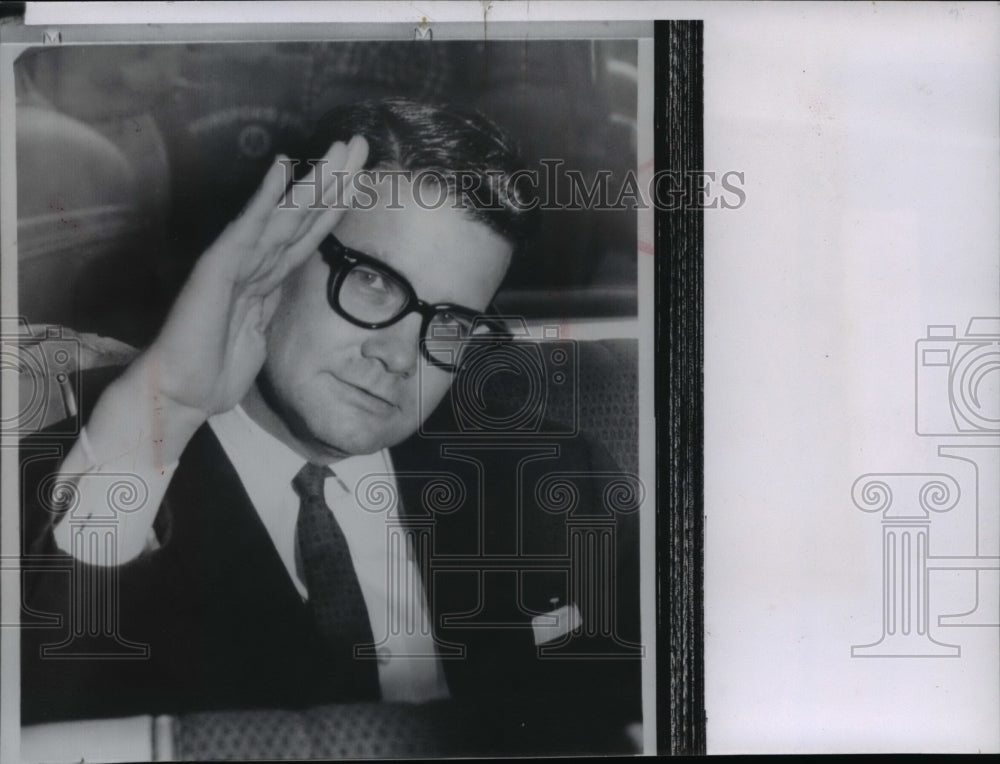 1962 Press Photo Estes-Man in business attire salutes the camera man - Historic Images