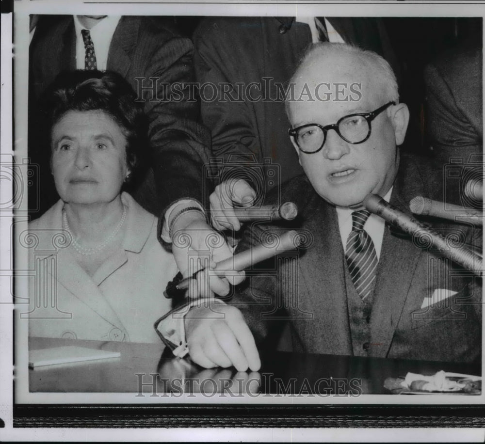 1964 Press Photo James B. Donovan reports on meeting - Historic Images