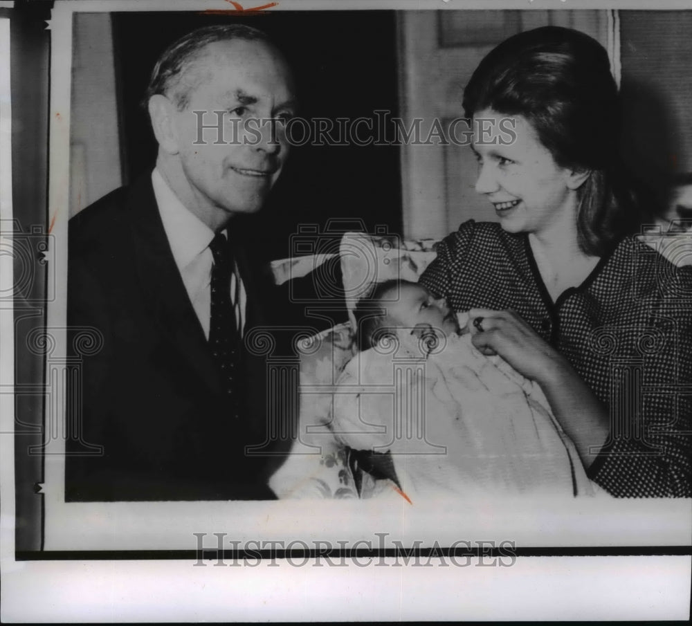 1964 Press Photo British PM Sir Alec Douglas-Home with his first grandchild - Historic Images