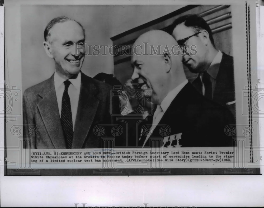 1963 Press Photo Lord Home with Soviet Premier Nikita Khrushchev at the Kremlin - Historic Images