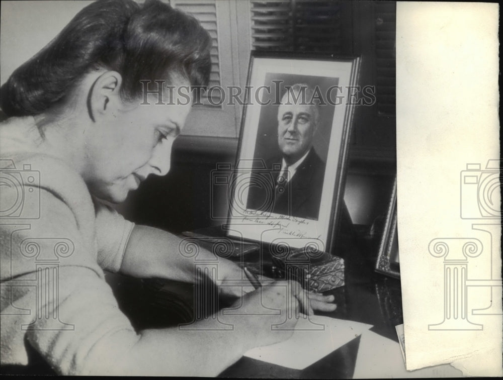 1944 Press Photo Woman writing a letter - Historic Images