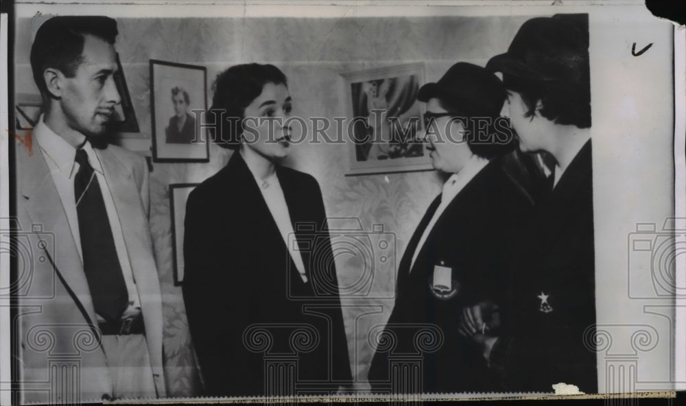 1954 Press Photo Rose-Marie listen to Sisters Anne-Marie Tardif and C. Beliveau - Historic Images