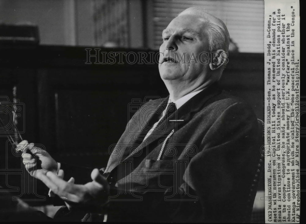 1961 Press Photo Sen. Thomas J. Dodd, meets with newsmen on Capitol Hill. - Historic Images