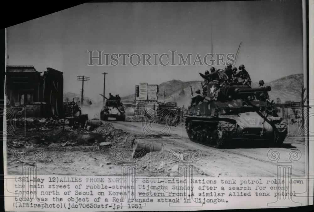 1951 Press Photo United Nations tank patrol rolls down main street of rubble. - Historic Images