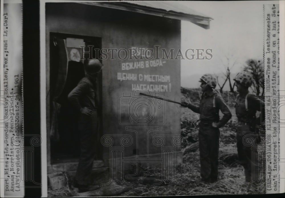 1951 Press Photo Leathernecks looking at Russian writing on a hut. - Historic Images