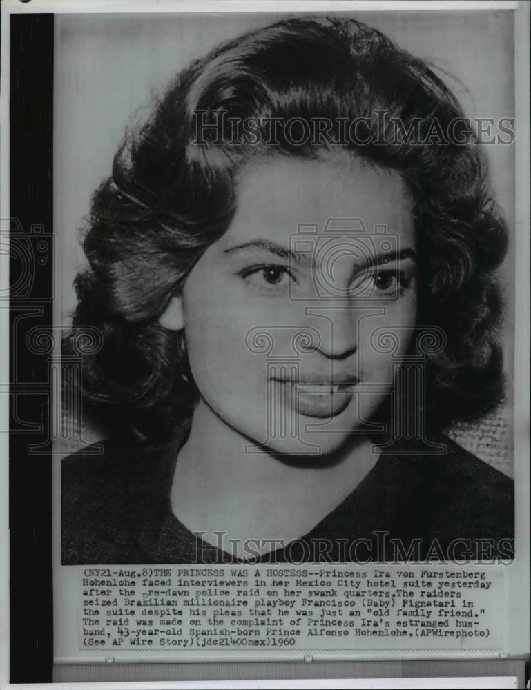 1960 Press Photo Princess Ira von Furstenburg Hohenlohe facing interviewers - Historic Images