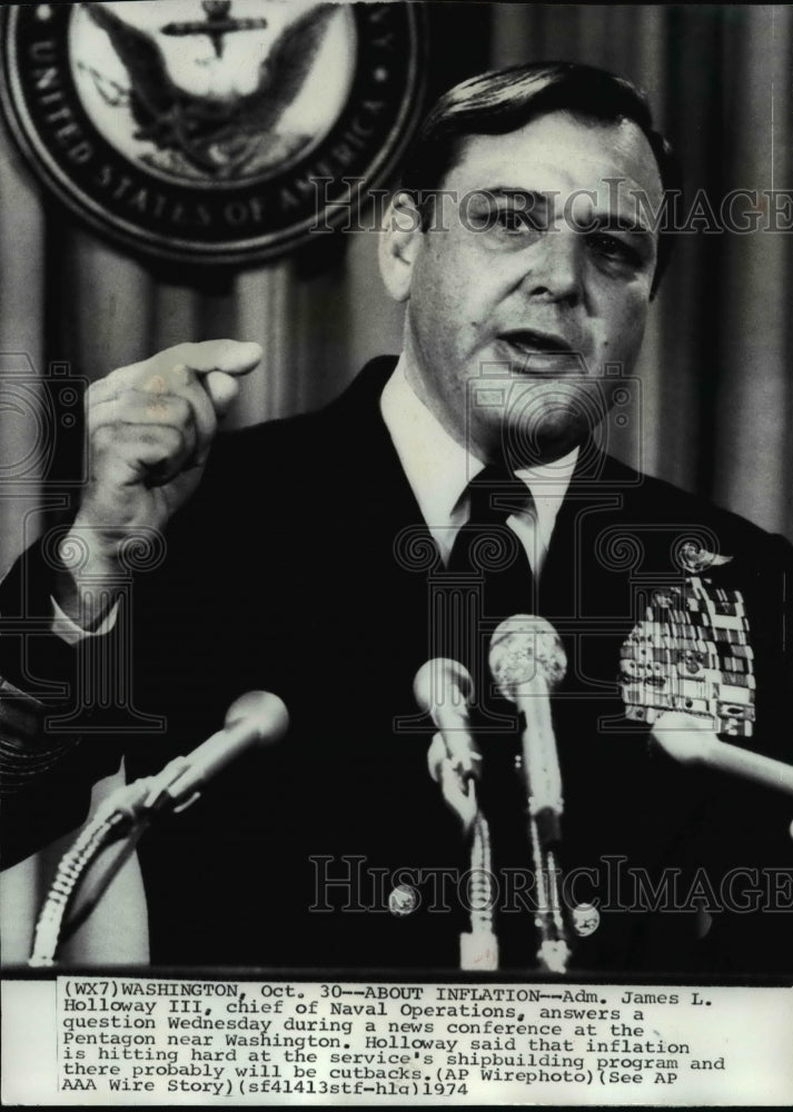 1974 Press Photo Adm. James Holloway III at a news conference in the Pentagon - Historic Images