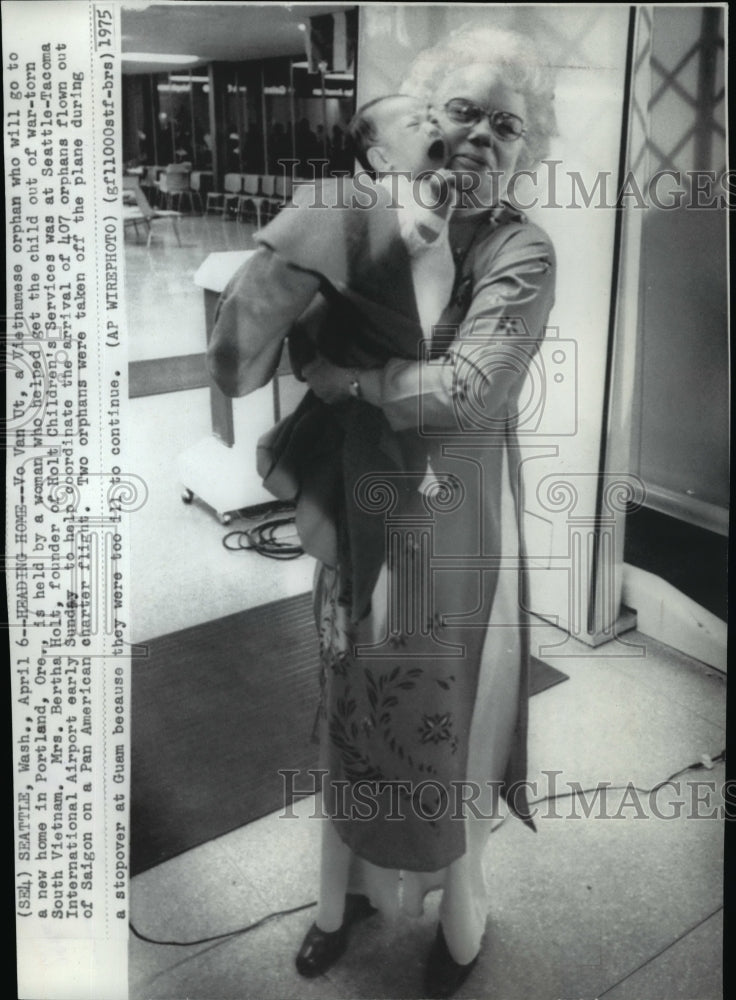 1975 Press Photo Woman holding Vo Van Ut in Seattle, Washington - Historic Images