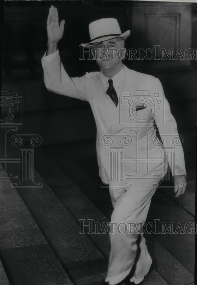 1945 Press Photo Sec. of State James F. Byrnes waves after White House meeting - Historic Images