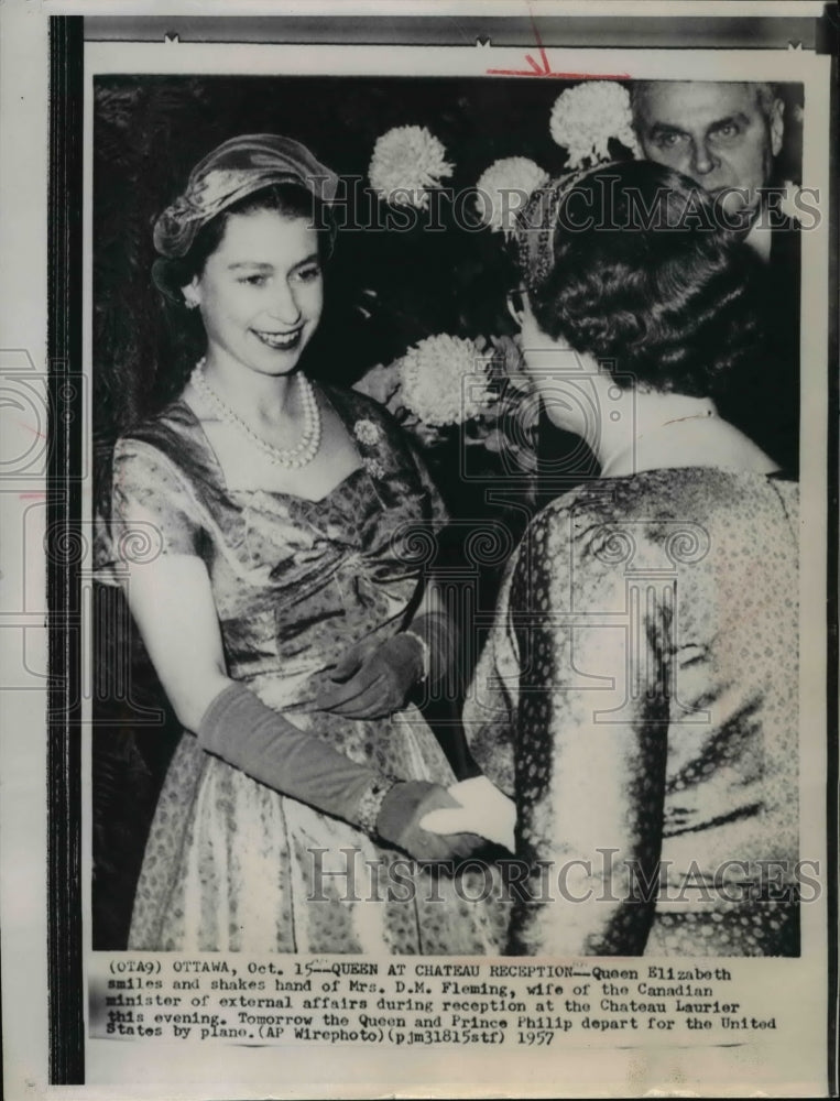 1957 Press Photo Queen Elizabeth smiles and shakes hand of Mrs. D.M. Fleming - Historic Images